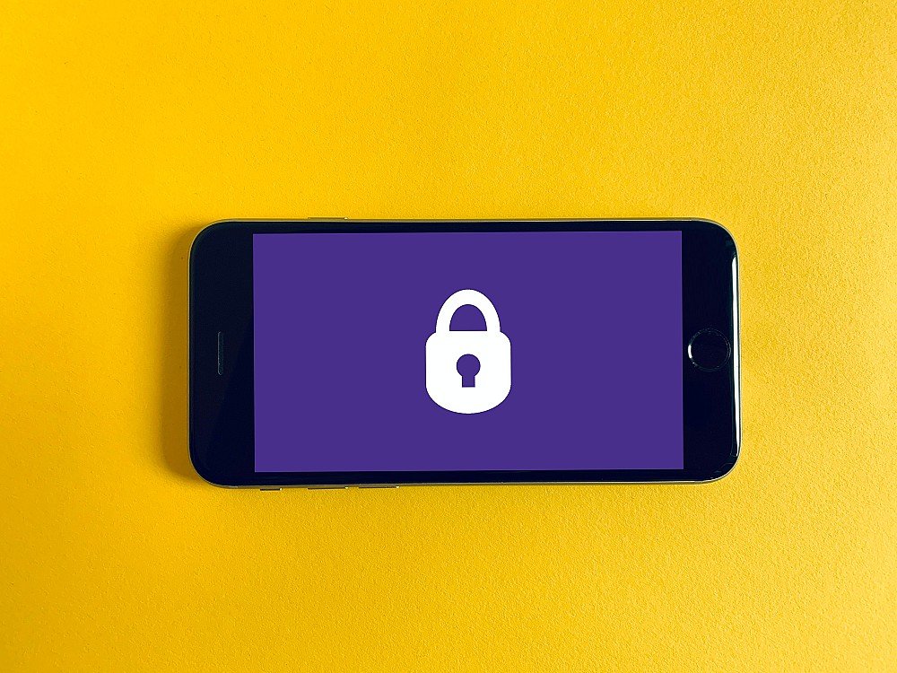 Smartphone with secure lock icon highlighting privacy on techtable i-movement . org